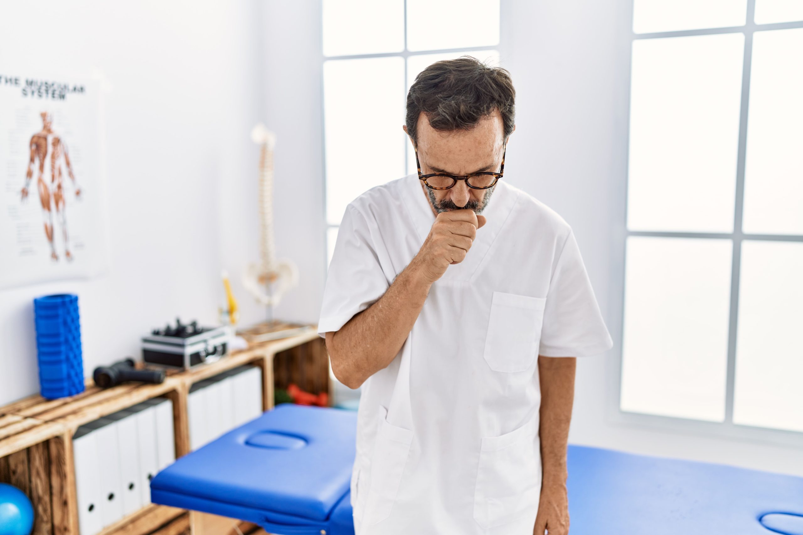 Reabilitare pulmonară post-COVID – senior participă la program de fizioterapie respiratorie